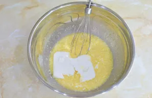 Tuomet įmaišykite varškę.