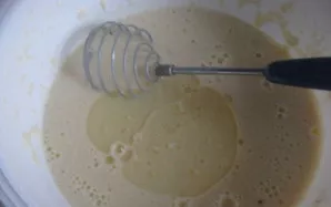 Supilkite mieles į tešlą ir gerai išmaišykite. Palikite tešlą dar apie 20 minučių pastovėti. Įpilkite dar šiek tiek augalinio aliejaus.