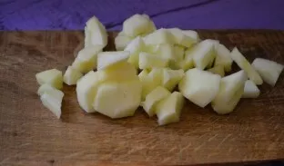 Nuplaukite ir nulupkite obuolius, tada išimkite sėklas ir supjaustykite vaisius gabalėliais. Razinas nuplaukite šiltu vandeniu.