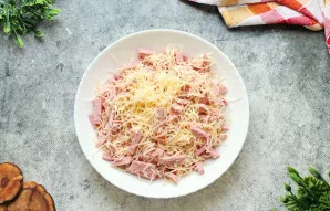 Įdarą gerai išmaišykite. Būtent dabar į jį galima įdėti žalumynų ar prieskonių.