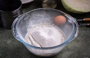 Į šį mielių mišinį persijokite apie 100 g miltų.