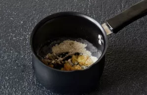 Miltus pakepinkite prikaistuvyje kelias minutes, kol taps auksinės spalvos. Įdėkite sviestą ir išmaišykite.