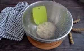 Uždenkite tešlą servetėle arba maistine plėvele ir palikite autolizei 1–1,5 valandos kambario temperatūroje.