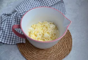 Į miltų mišinį įdėkite šaltą sviestą ir sutrinkite jį su miltais iki trupinių konsistencijos. Patogumui sviestą galima sutarkuoti, kartka...