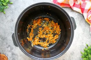 Į daržoves supilkite augalinį aliejų, išmaišykite ir kepinkite „Kepinimo“ režimu apie 10 minučių, retkarčiais pamaišydami.