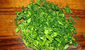 Žalumynus nuplaukite ir nusausinkite. Puikiai tiks šviežių petražolių ir krapų mišinys. Lapelius supjaustykite kuo smulkiau.