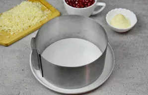 Nuo rūkytos vištienos nulupkite odą, pašalinkite riebalus. Nupjaukite filė nuo kaulų ir supjaustykite kubeliais. Stenkitės, kad visi salo...