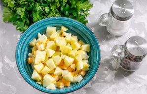 Saldžiarūgščius obuolius nulupkite, nuplaukite ir supjaustykite ketvirčiais. Išpjaukite sėklas ir supjaustykite vidutiniais kubeliais. Pj...