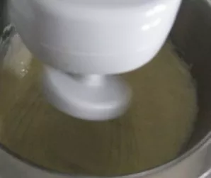 Trynį išplakite mikseriu su cukrumi iki vientisos masės, tada sudėkite baltymą ir plakite, kol mišinys padvigubės ir taps visiškai baltas...