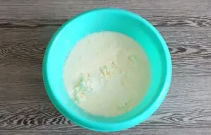 In a bowl with egg mass pour curd-butter mass, kefir, soda.  Mixed.