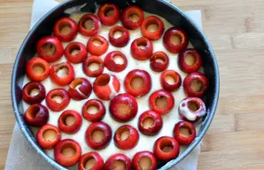 Supilkite pusę tešlos, visiškai užliedami spanguoles, kad tešla patektų ir į uogų vidų.