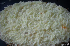 Išvirtus kiaušinius nulupame ir atskiriame baltymus nuo trynių. Baltymus sutarkuojame ir dedame kitu sluoksniu.