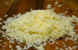 Kietąjį sūrį sutarkuokite stambia tarka.