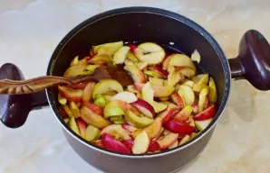 Obuolius su išsiskyrusiomis sultimis išmaišykite ir dėkite ant ugnies. Maišydami užvirinkite. Pavirkite 1–2 minutes ir nukelkite nuo ugni...