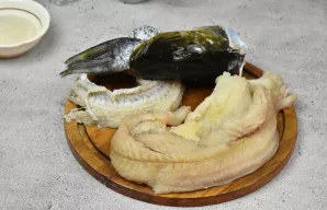 Atskirkite filė nuo stuburo ir stambių šonkaulių kaulų. Švarios filė iš vienos žuvies gaunama apie 700–800 g.