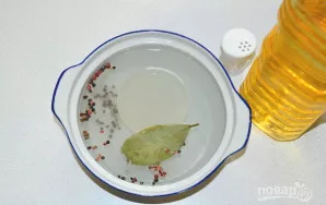 Marinui paruošti į vandenį įberkite druskos, pipirų, įpilkite aliejaus ir įdėkite lauro lapą. Užvirinkite.