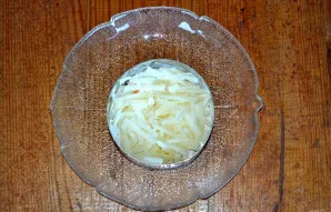 Ant viršaus užbarstykite tarkuotą sūrį.