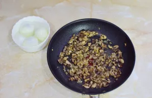 Apkeptus grybus visiškai atvėsinkite. Virtus kiaušinius nulupkite.