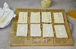 Šakuote subadykite tešlos ruošinių vidurį ir užtepkite ploną sluoksnį varškės sūrio, palikdami apie 1 cm nuo kraštų. Kamamberą supjaustyk...