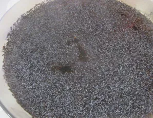 Kol virs košė, kelis kartus užpilkite aguonas verdančiu vandeniu ir palikite mirkti.