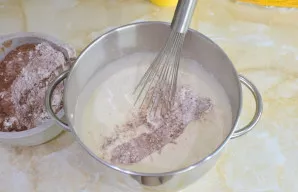 Į išplaktus kiaušinius įmaišykite miltų masę ir ištirpintą sviestą.