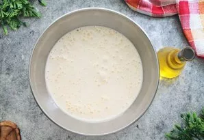 Į kiaušinių mišinį supilkite augalinį aliejų ir išmaišykite pirmuoju maišytuvo greičiu arba mentele.