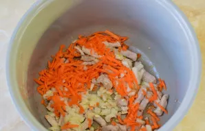 Svogūną ir morką nulupkite, nuplaukite ir susmulkinkite. Svogūną smulkiai supjaustykite, o morką sutarkuokite. Sudėkite daržoves į puodą ...