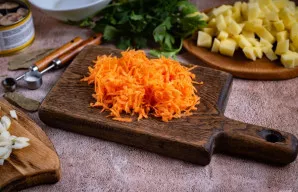 Morką sutarkuokite stambia tarka.