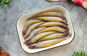 Sudėkite stintas vienu sluoksniu, glaudžiai vieną prie kitos.