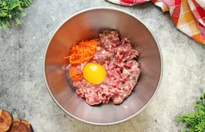 Į dubenį su faršu įmuškite kiaušinį.