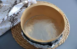 Paruoškite 18 cm skersmens atsegamą formą. Dugną apvyniokite dviem sluoksniais folijos, šonus išklokite kepimo popieriumi. Kad popierius ...