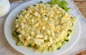 Obuolius nulupkite ir supjaustykite kubeliais, kaip ir agurką. Rekomenduoju rinktis žieminius saldžiarūgščius obuolius su minkštu minkšti...