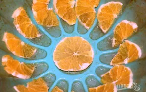 Į formą dėkite apelsino skilteles.