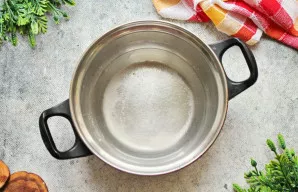 Į puodą supilkite šiltą virintą vandenį ir viską gerai išmaišykite, kol kristalai visiškai ištirps.