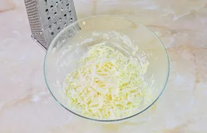 Iškart prie jų sutarkuokite minkštą sūrį.