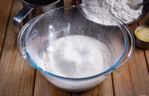 Į šį mielių mišinį persijokite 100 gramų miltų.