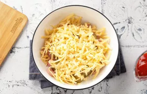 Sūrį sutarkuokite stambia tarka.