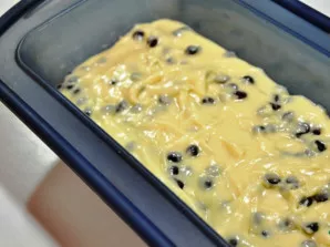 Tada – su šokoladu. Stebėti, kad sluoksniai nesusimaišytų.