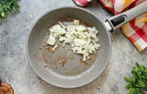 Svogūną smulkiai supjaustykite ir sudėkite į keptuvę po šlaunelių kepimo.