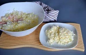 Sutarkuokite lydytą sūrelį ir įdėkite į bendrą masę.