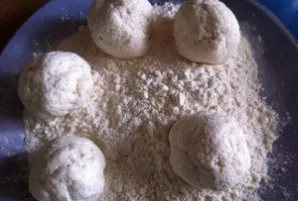 Tešla turi būti nei skysta, nei per tvirta – suformuokite rutuliukus iš tešlos.