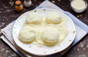 Formuokite iš varškės nedidelius varškėtukus ir apvoliokite juos likusiose manų kruopose.