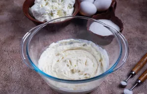 Šiuos ingredientus išmaišykite ir palikite 20 minučių ramybėje. Per tą laiką manų kruopos išbrinks.