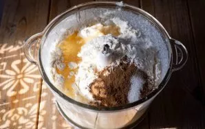 Į šią masę įpilkite miltų, cinamono, druskos, vanilino ir augalinio aliejaus.
