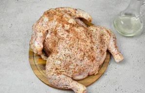 Gerai įtrinkite vištą iš išorės ir vidaus prieskoniais su druska. Palikite kuriam laikui pasimarinuoti.