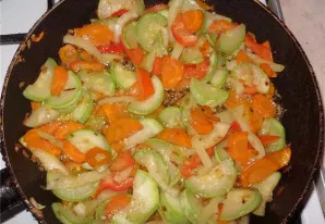 Įdėkite papriką ir patroškinkite, kol suminkštės.