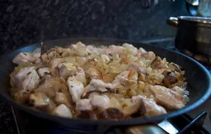 Sumažinkite ugnį. Į keptuvę sudėkite svogūną ir vištienos filė. Pasūdykite ir pabarstykite pipirais. Tada įdėkite miltų ir viską gerai iš...