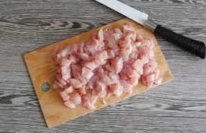 Vištienos filė supjaustykite nedideliais gabalėliais.