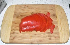 Papriką supjaustykite pusžiedžiais.