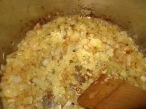 Tada sudėkite nuluptą ir smulkiai supjaustytą česnaką ir kepkite 1 minutę.